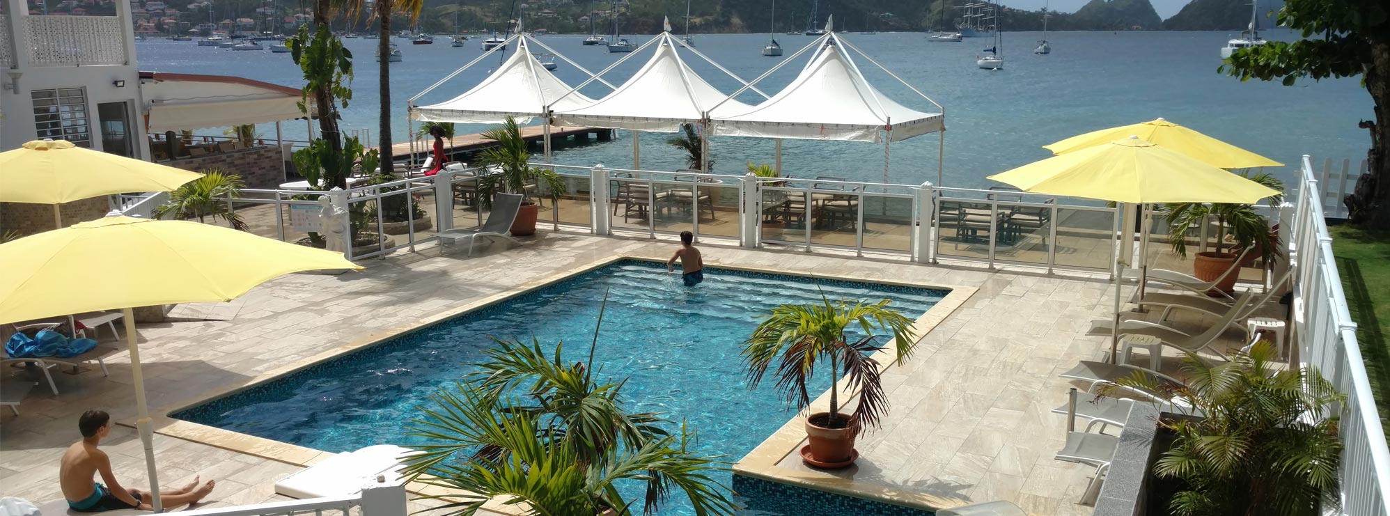 hotel-kanaoa-terre-de-haut-les-saintes-piscine-renovee.jpg